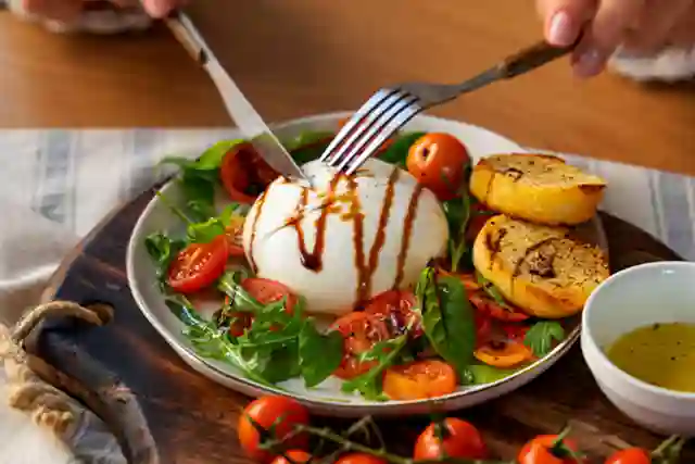 Phu-nu-mang-thai-co-the-an-burrata-khong
