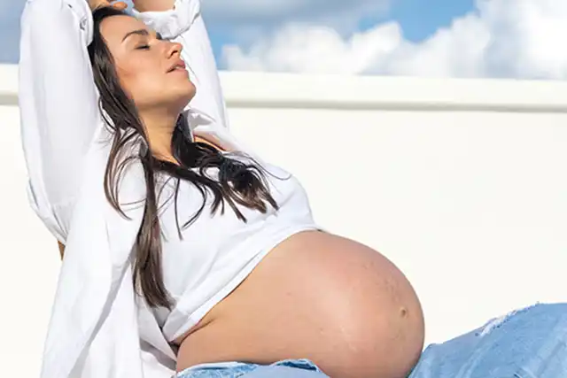 Mẹ Bầu Có Thể Đi Tắm Nắng Khi Mang Thai? 4 Lợi Ích Nên Biết