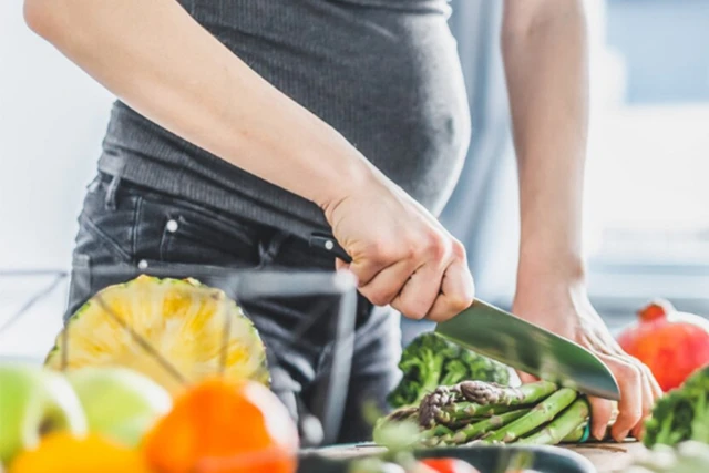 Bầu Nên Ăn Gì Để Vào Con Không Vào Mẹ: 4 Bí Quyết Cho Mẹ