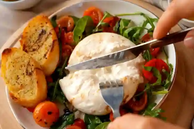 Phu-nu-mang-thai-co-the-an-burrata-khong
