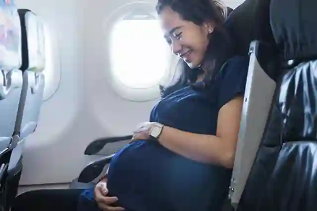Phụ Nữ Mang Thai Có Thể Đi Máy Bay Không? 6 Điều Cần Biết
